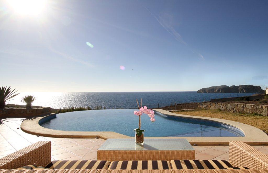 Villa en alquiler en primera línea de mar con acceso al mar en Santa Ponsa