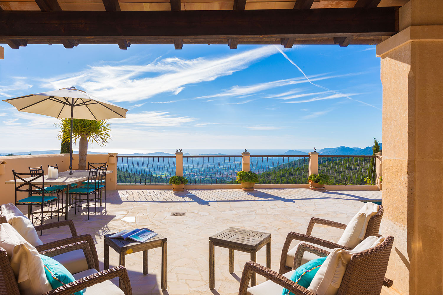 Mediterrane Villa mit Gästehaus und herrlicher Aussicht
