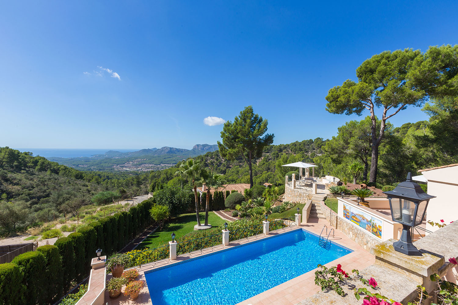 Exclusive and charming villa in idyllic surroundings with sea views