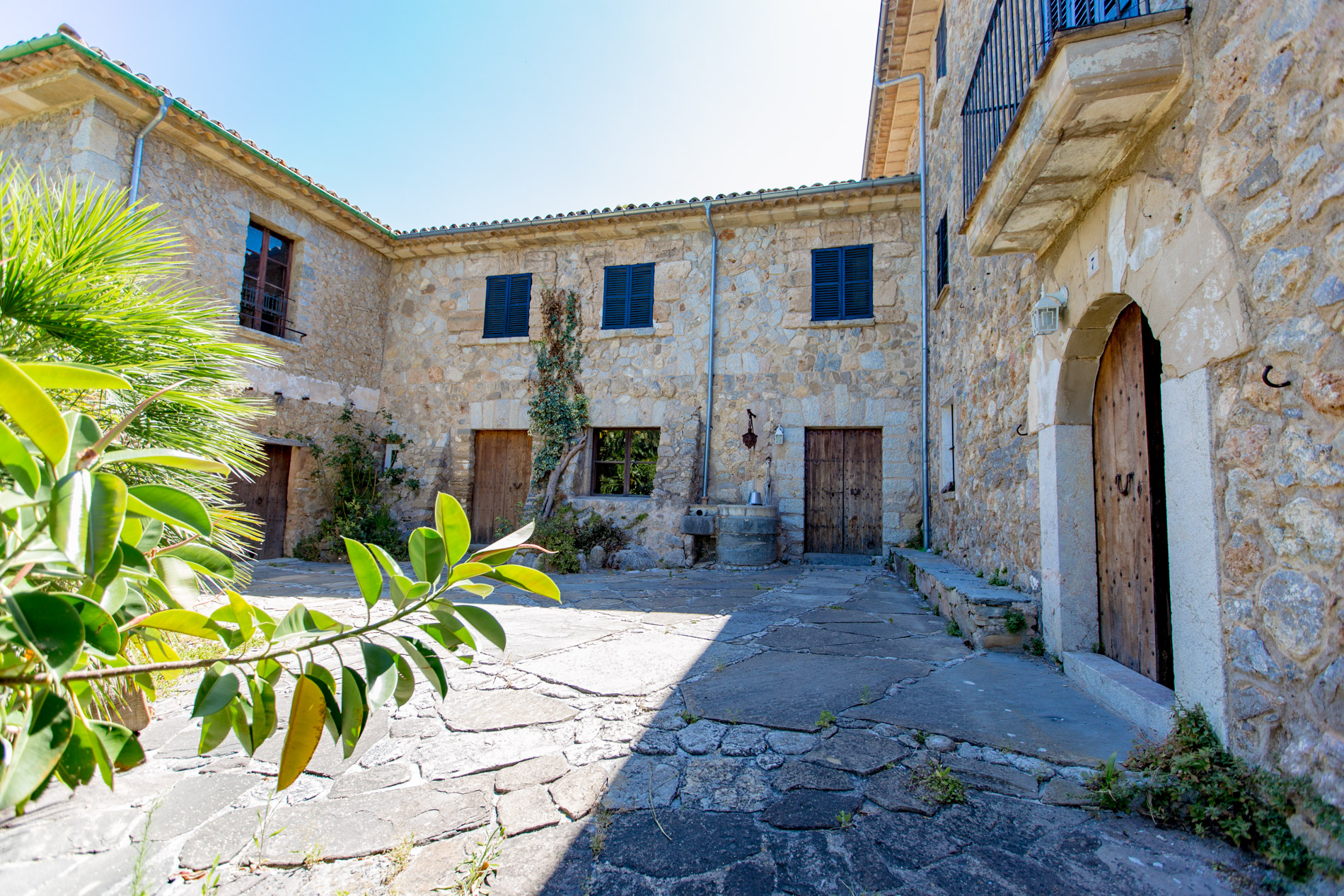 Finca situada en la Sierra de Tramuntana con vistas a las montañas y al mar en Estellencs