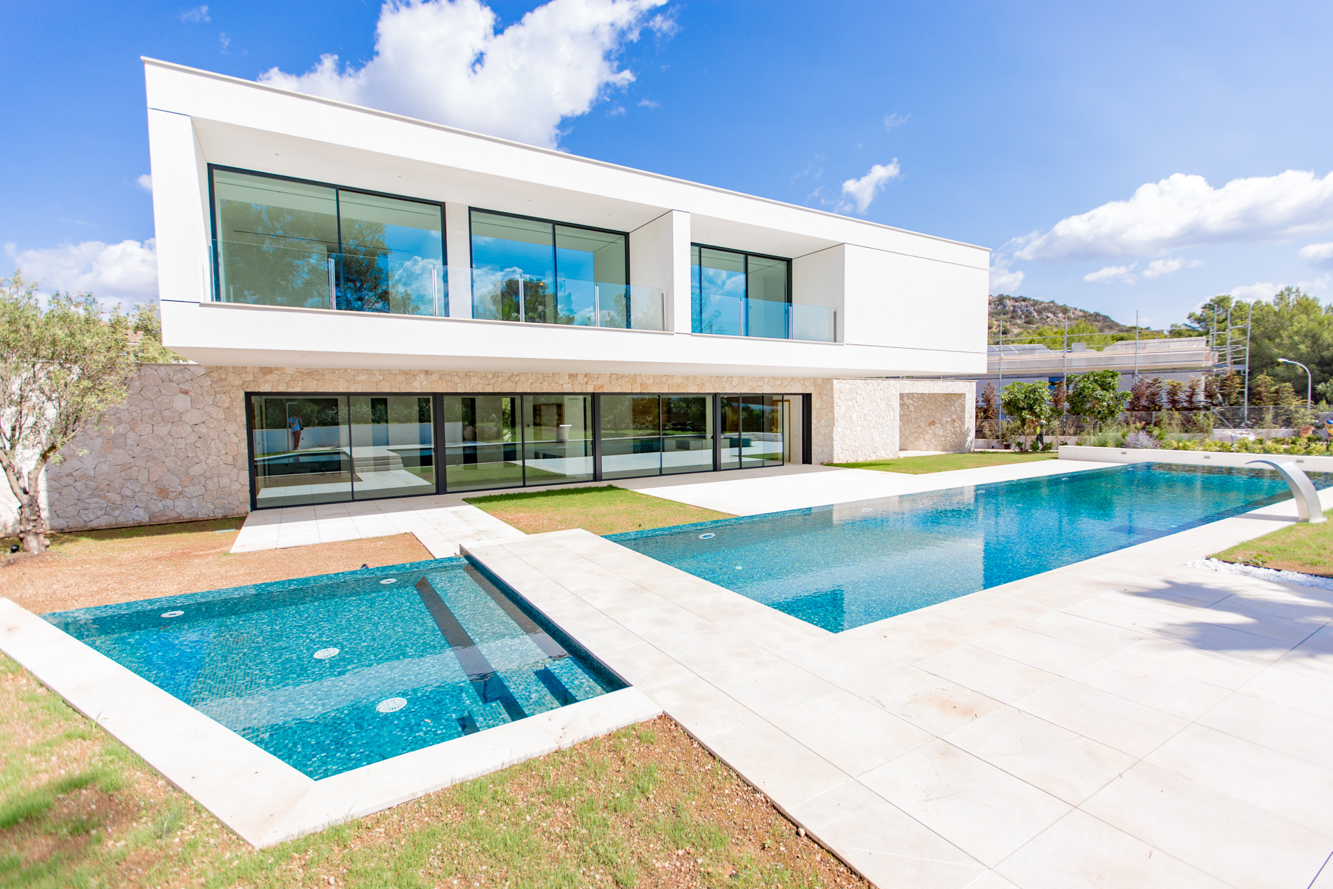 Elegante villa contemporánea, lista para entrar, con gran jardín en Santa Ponsa