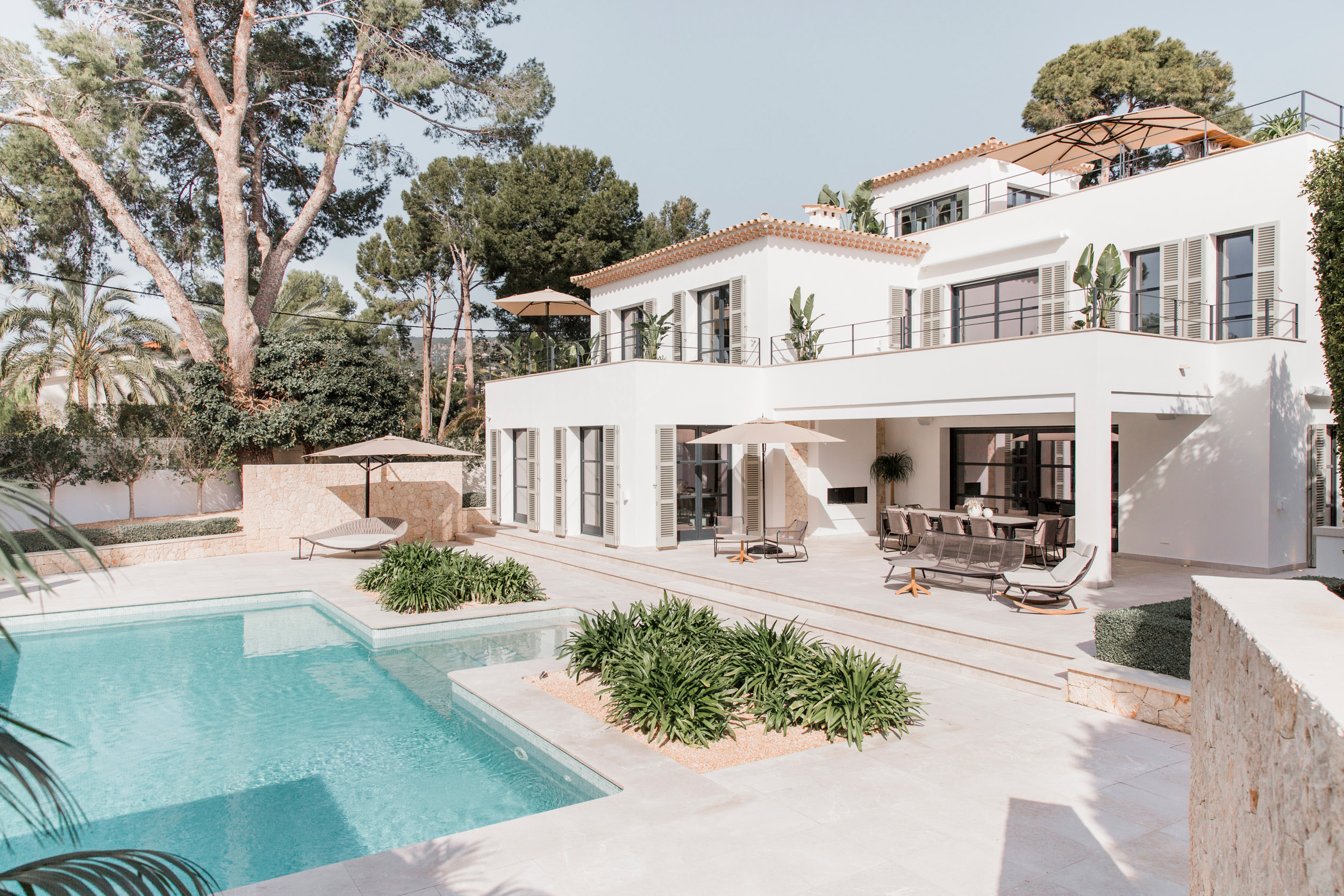 Exclusiva villa de diseño con gran jardín plano y vistas al mar en Portals Nous