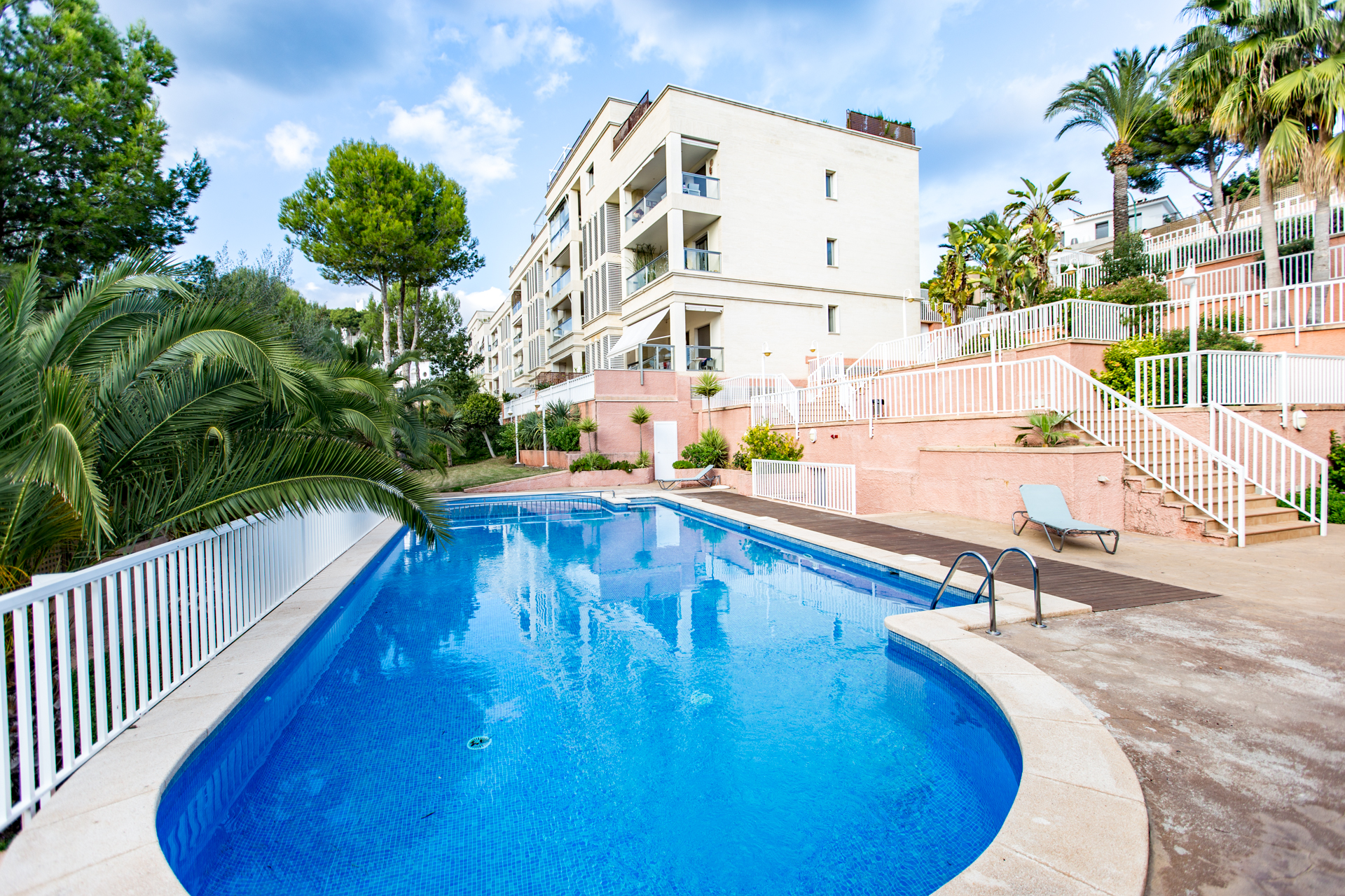 Helles Penthouse mit zwei Terrassen und Gemeinschaftspool in Bonanova