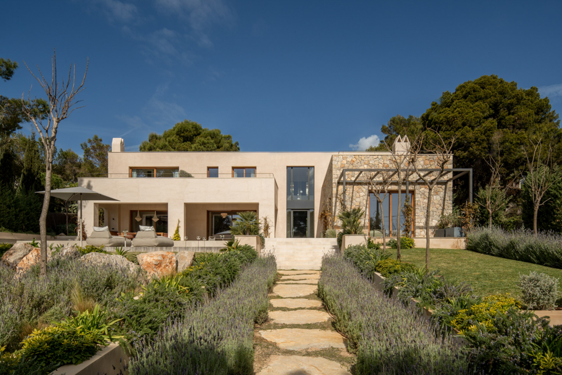 Villa de diseño, espaciosa, ideal para familias, cerca del club nautico en Santa Ponsa, lista para estrenar.