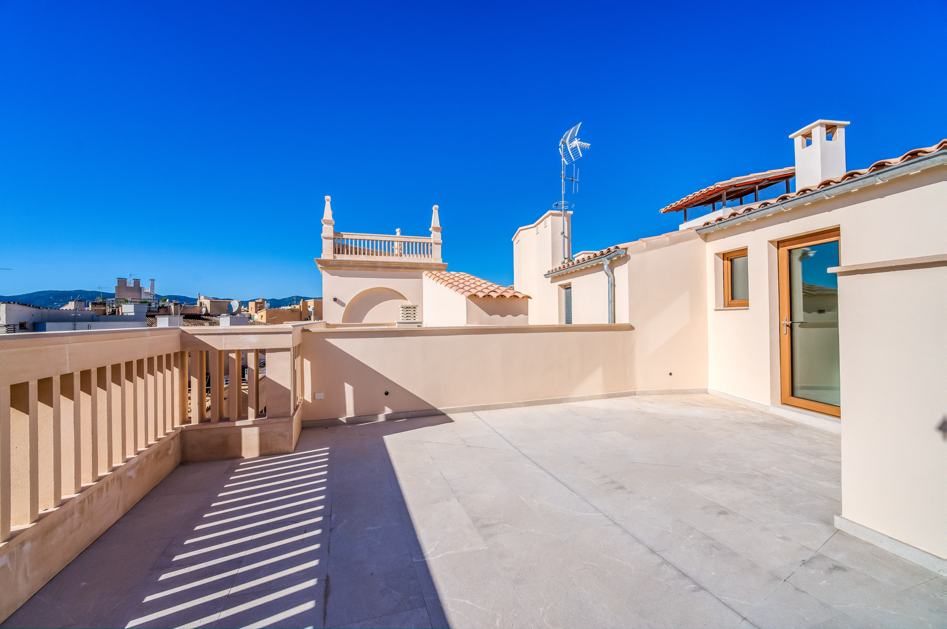 Ático duplex reformada en cuarta planta con terraza en el casco antiguo, Palma