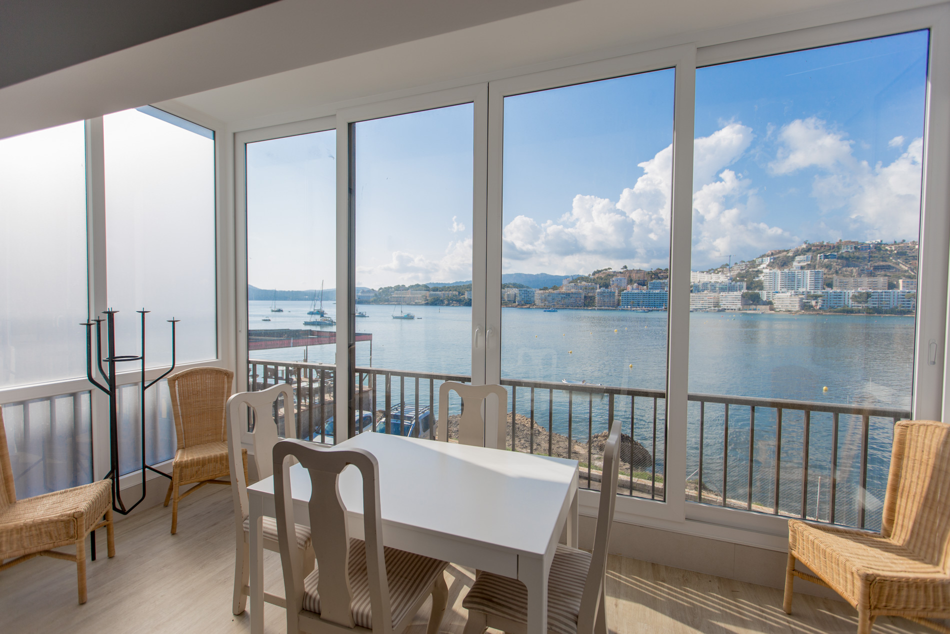 Apartamento dúplex reformado con vistas al mar, enfrente la playa en Santa Ponsa.