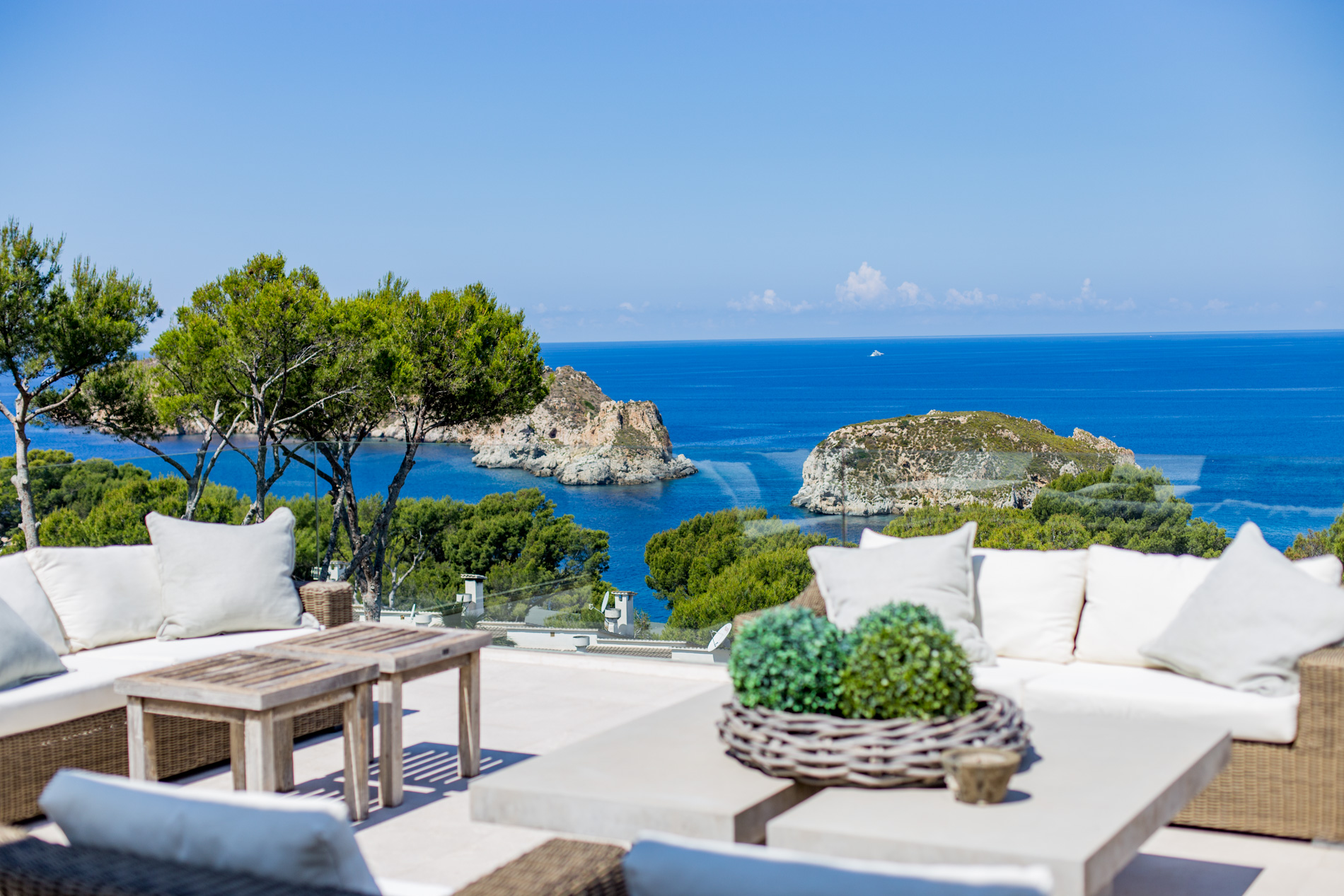 Espectacular villa moderna con vistas al mar y pista de tenis en Santa Ponsa