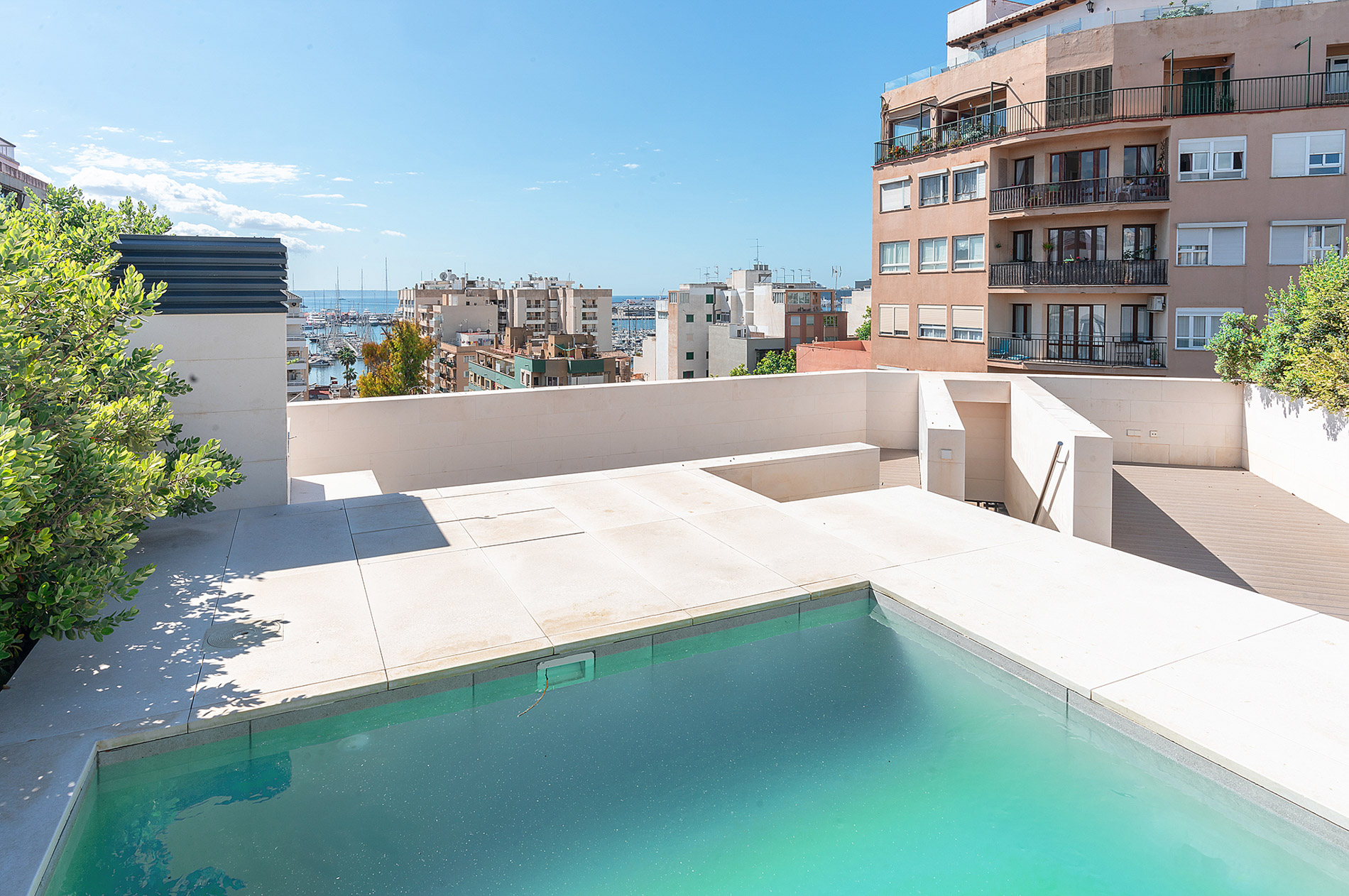 Ático de nueva construcción con azotea privada con piscina