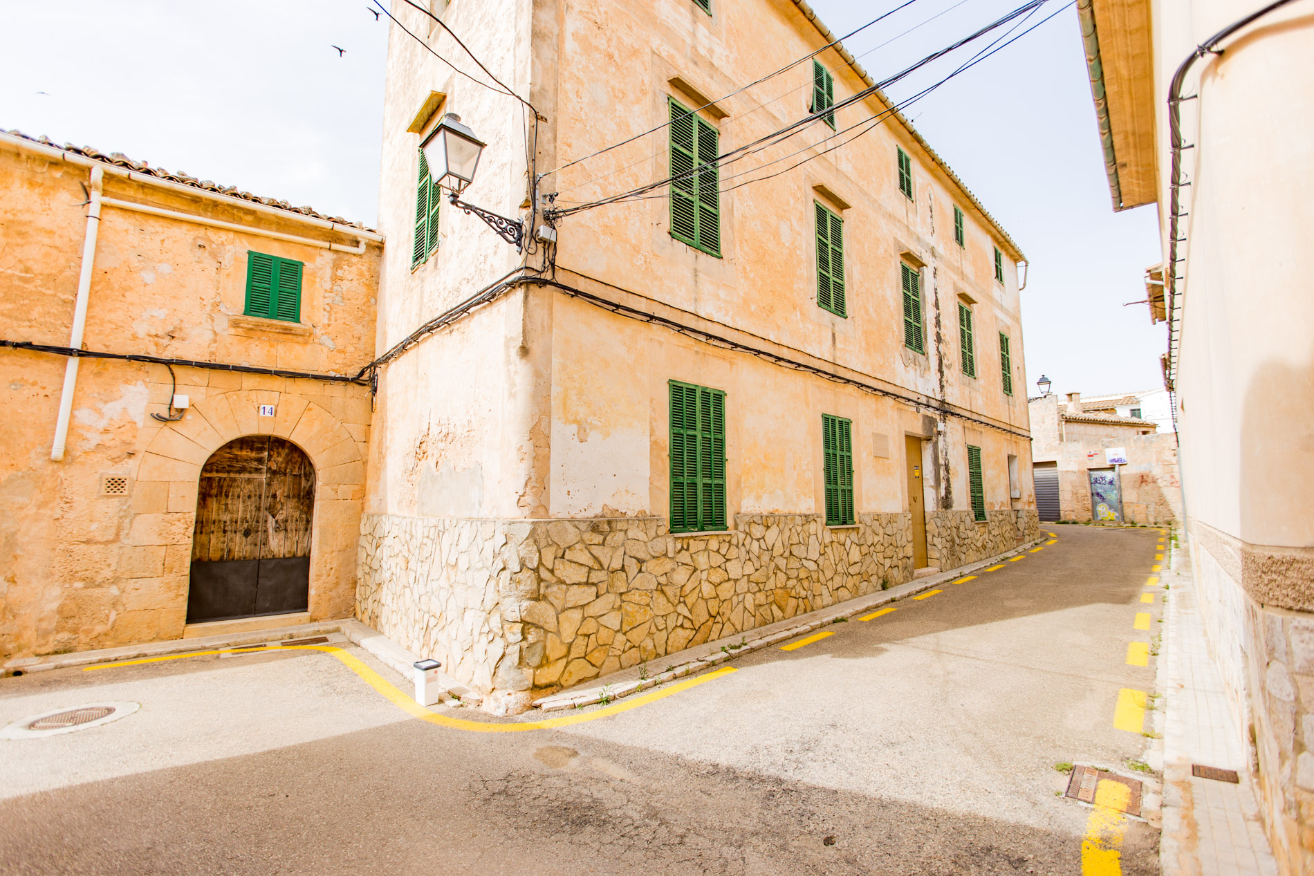 Edificio singular en su estado original con diferentes opciones para reformar en Algaida