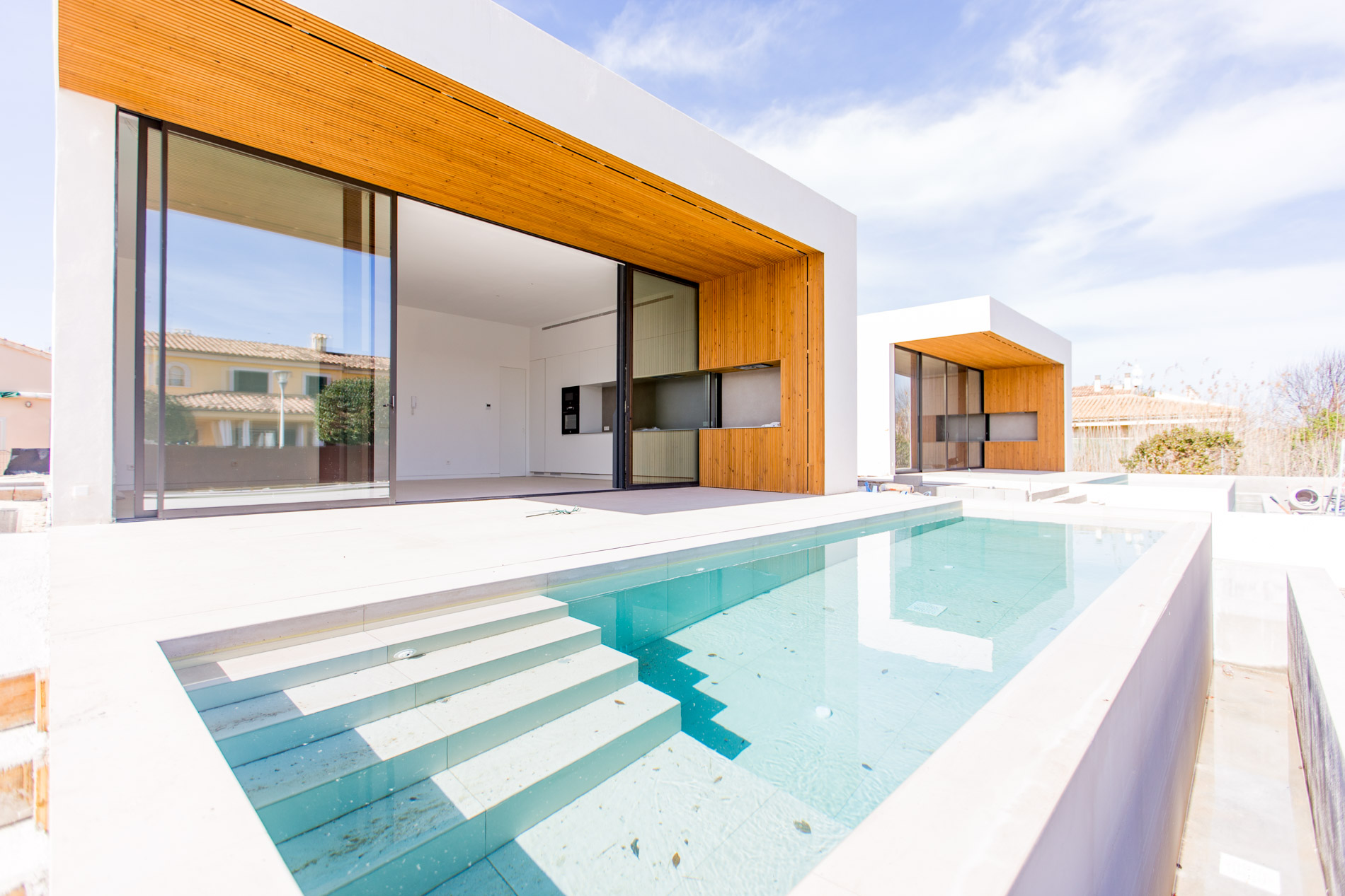 Un oasis moderno en la costa de Alcudia, un refugio de vacaciones en Mallorca