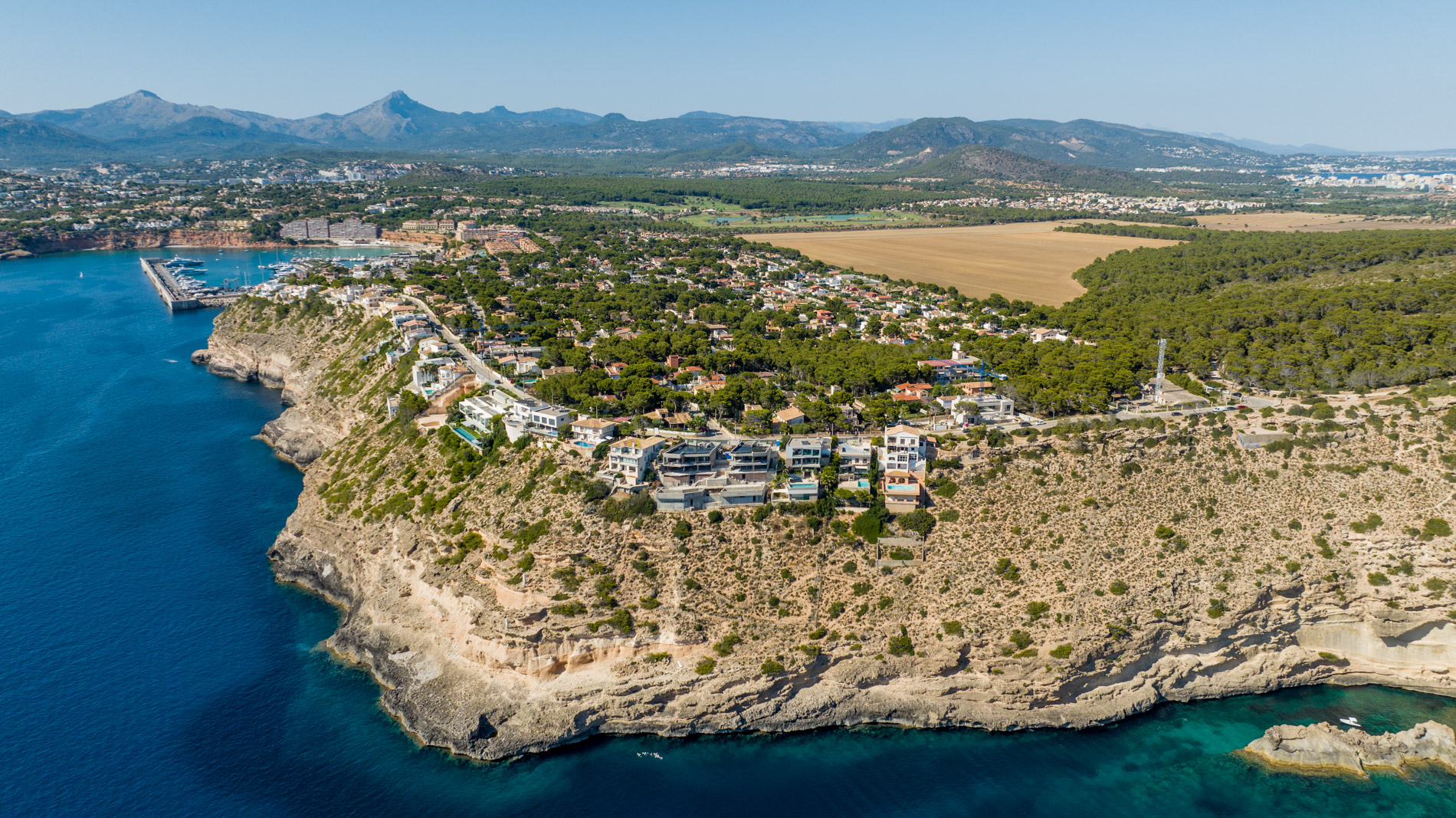 Excepcional villa en primera linea del mar frente a la reserva marina del Toro, junto a Port Adriano