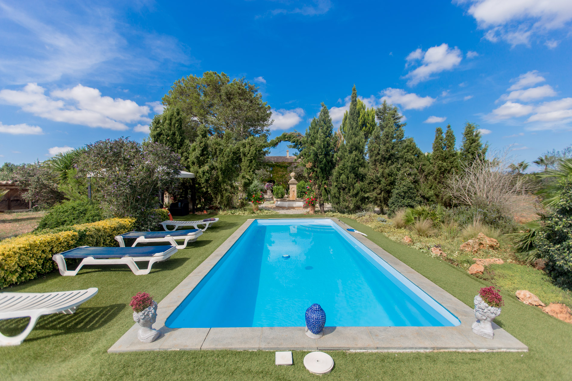 Finca rústica con licencia vacacional y con dos solares para construir dos casas en Sencelles