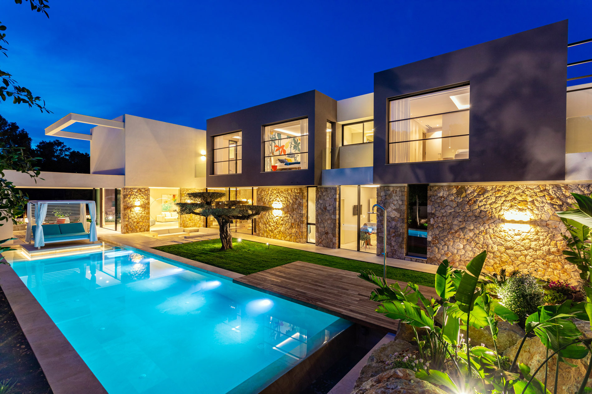 Villa de reciente construcción en un solar plano en Santa Ponsa