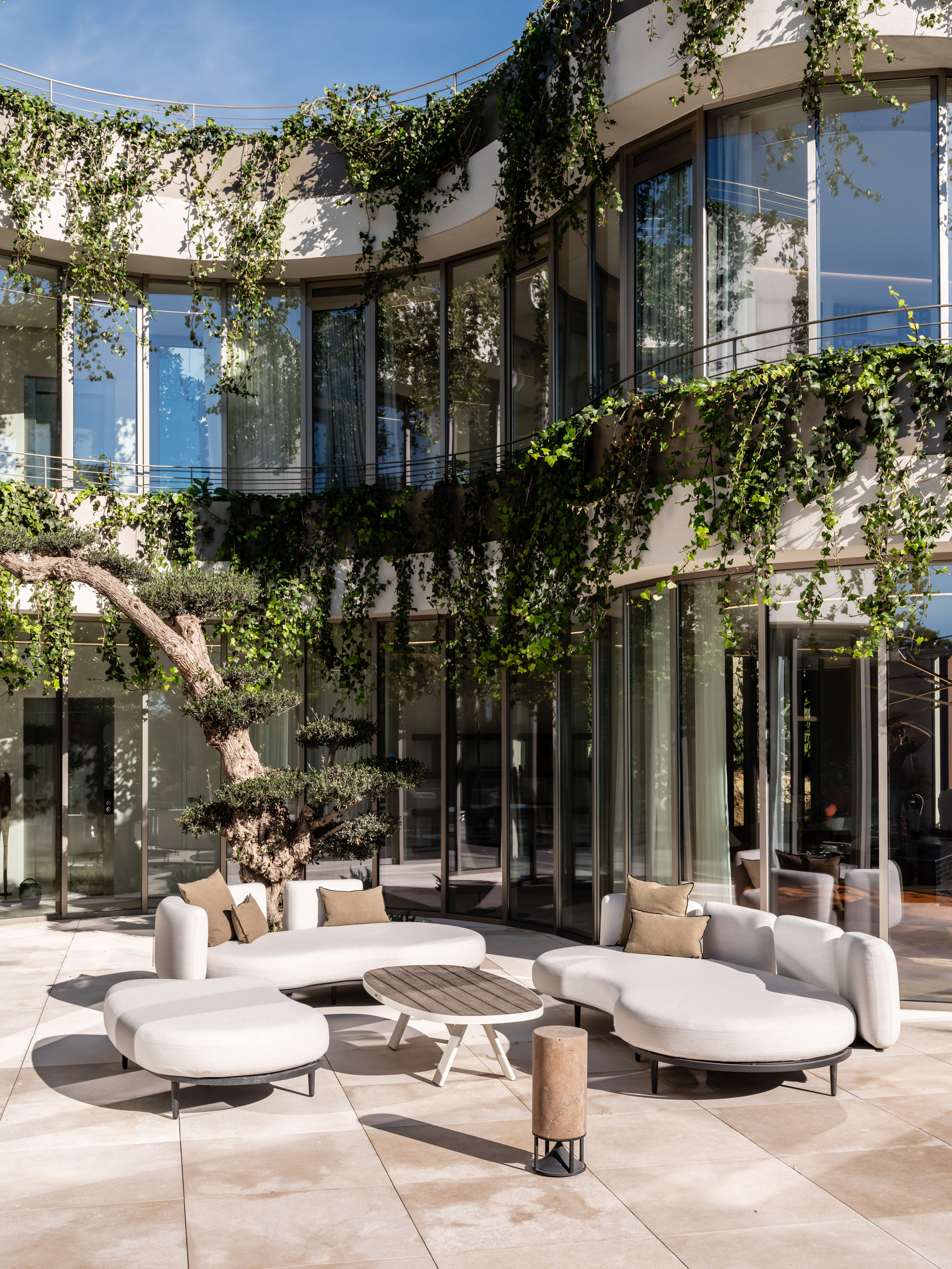 A Cutting-Edge Refuge of Serenity in Bendinat