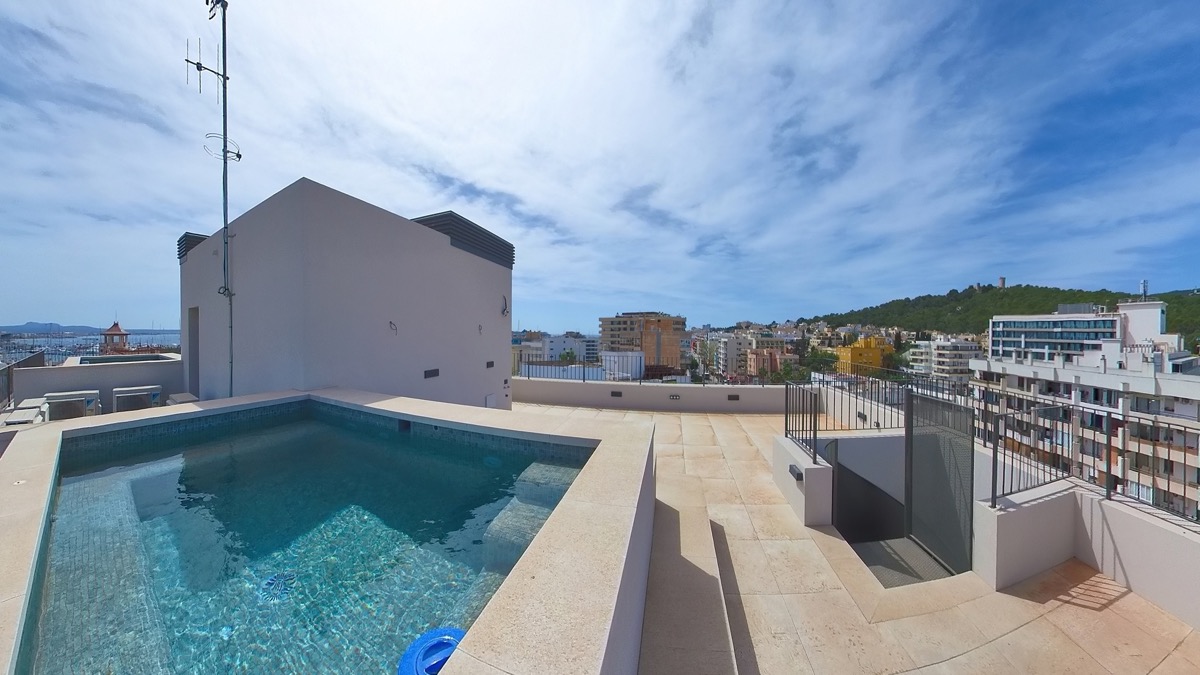 Penthouse mit großer Terrasse und Pool und Blick auf das Castillo Bellver in Son Armadams