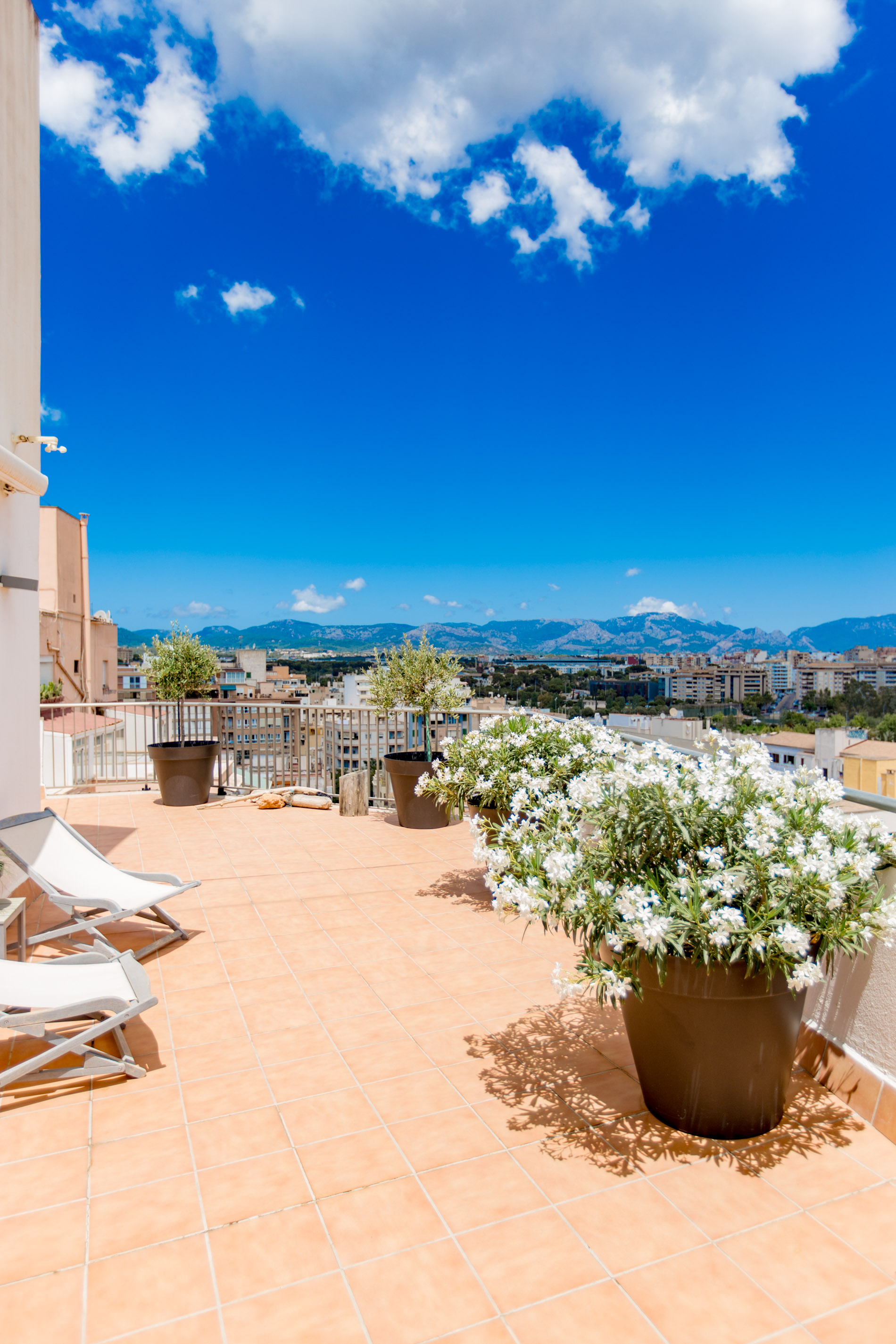Ático con gran terraza con vistas despejadas en el centro de Palma