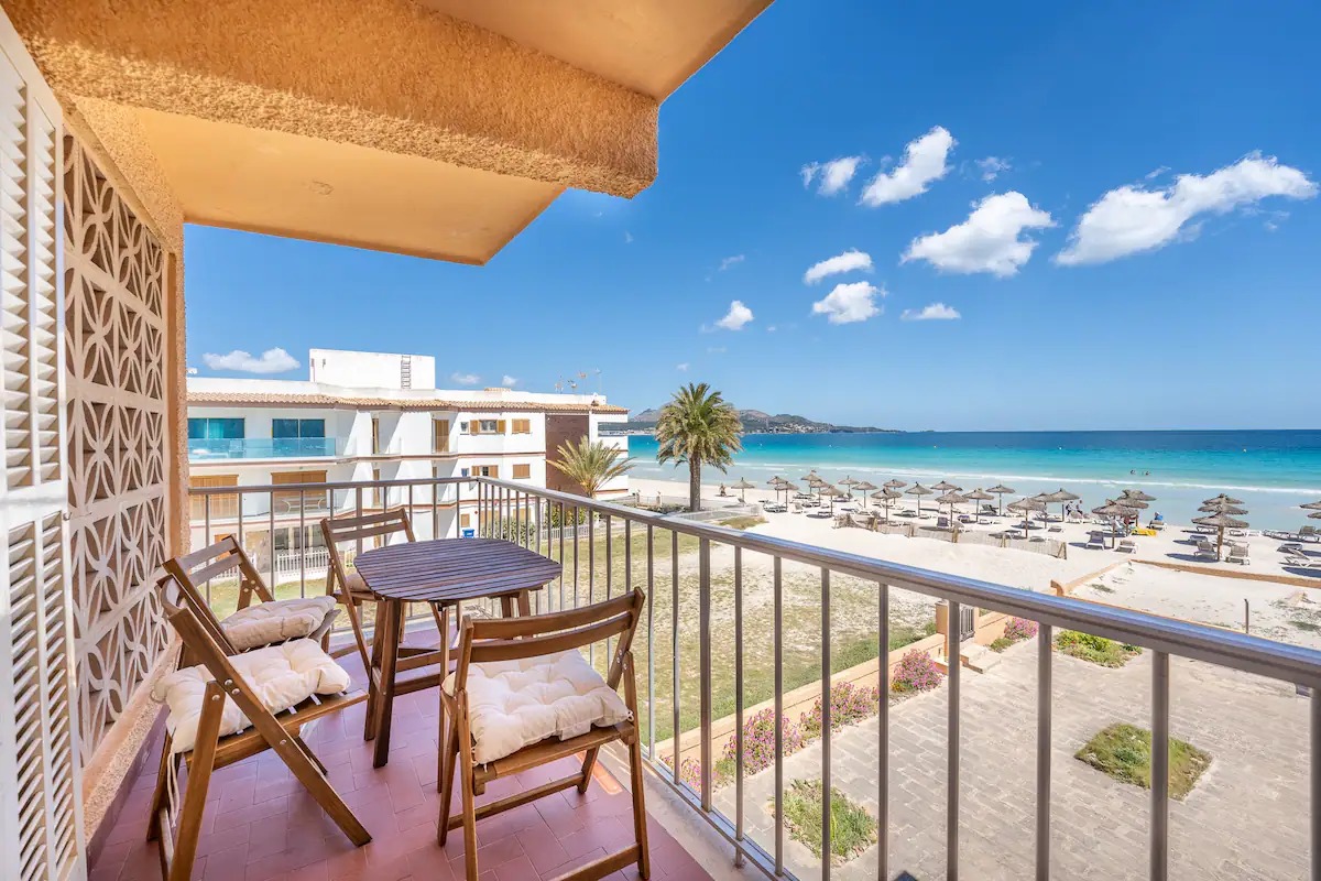 Apartment with vacation rental license on the beachfront of Puerto Alcudia.