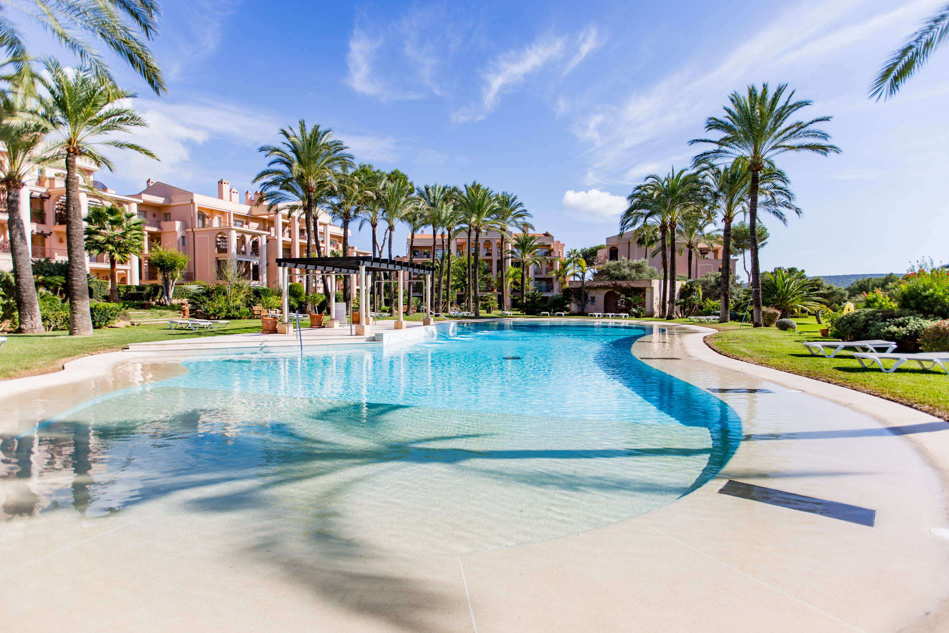 Ground floor apartment with large terraces in a residential complex in Santa Ponsa