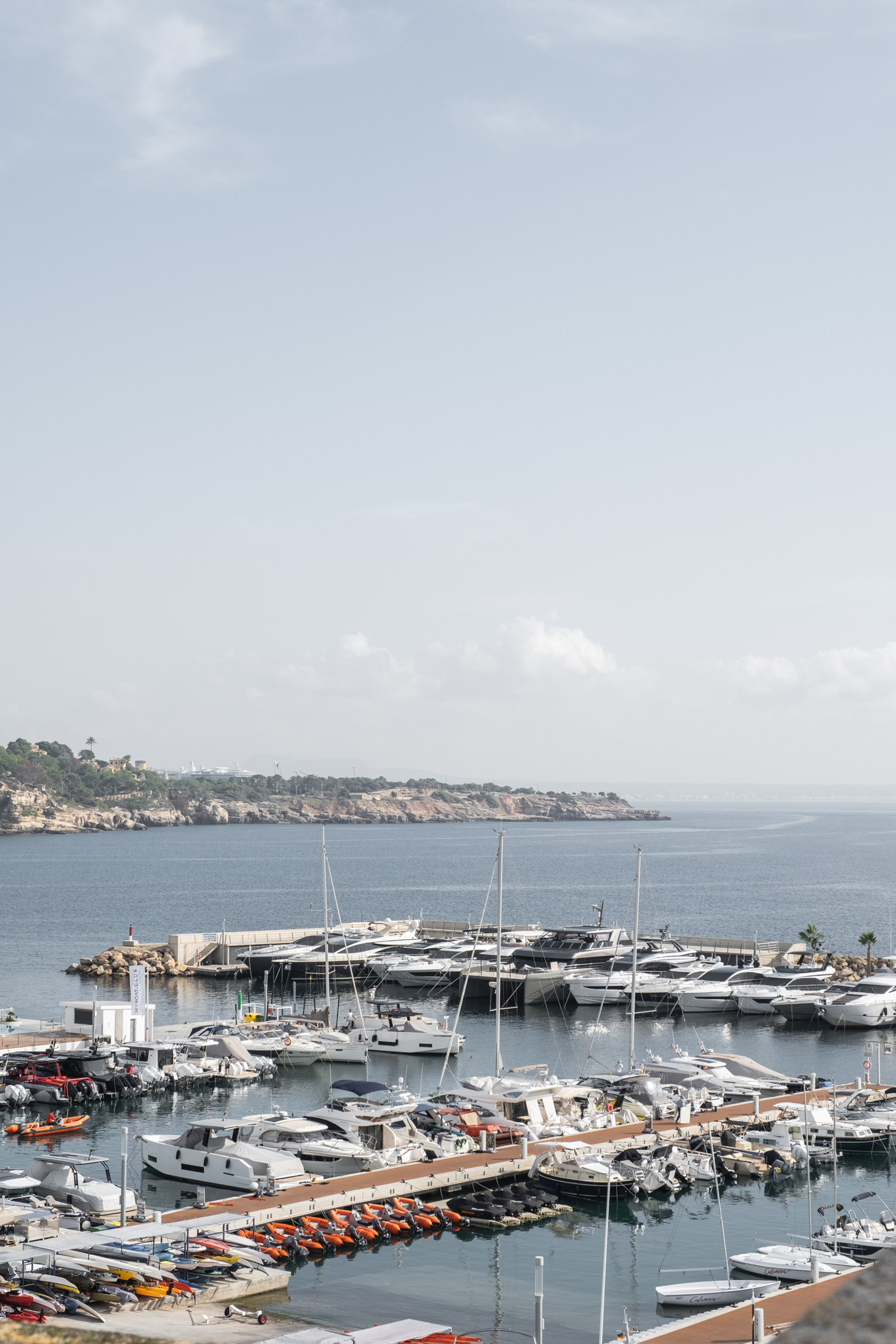 Penthouse mit Meerblick vor dem prestigetr\u00e4chtigen Yachthafen von Calanova