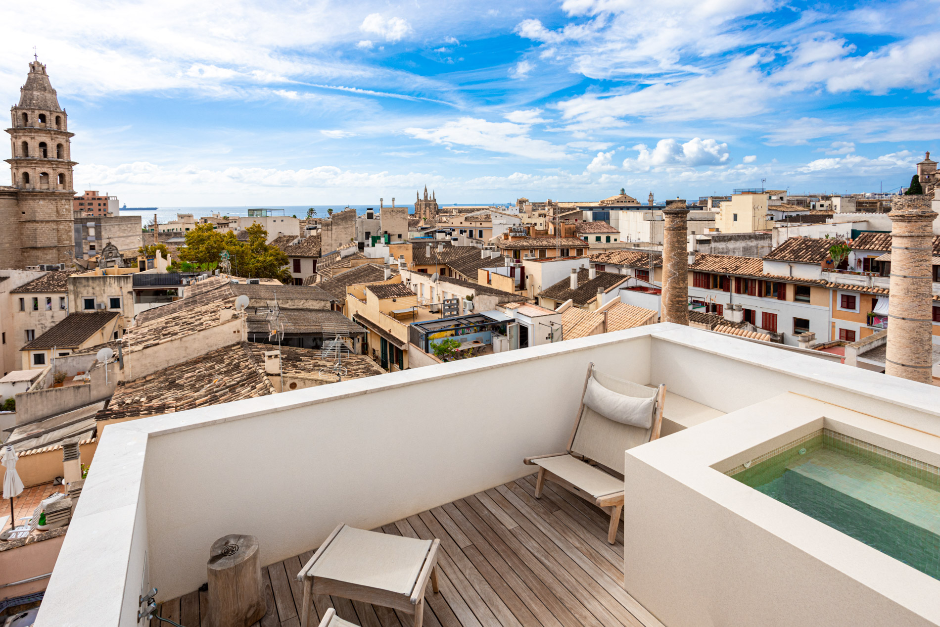 Casa adosado con varias terrazas, piscina y vistas al mar en el casco antiguo