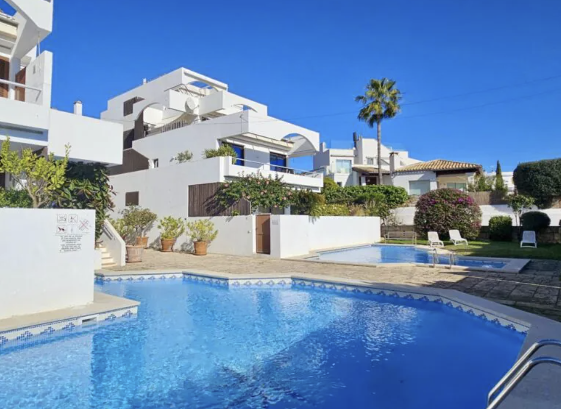 Apartamento en planta baja con piscinas comunitarias y parking en Port d’Andratx