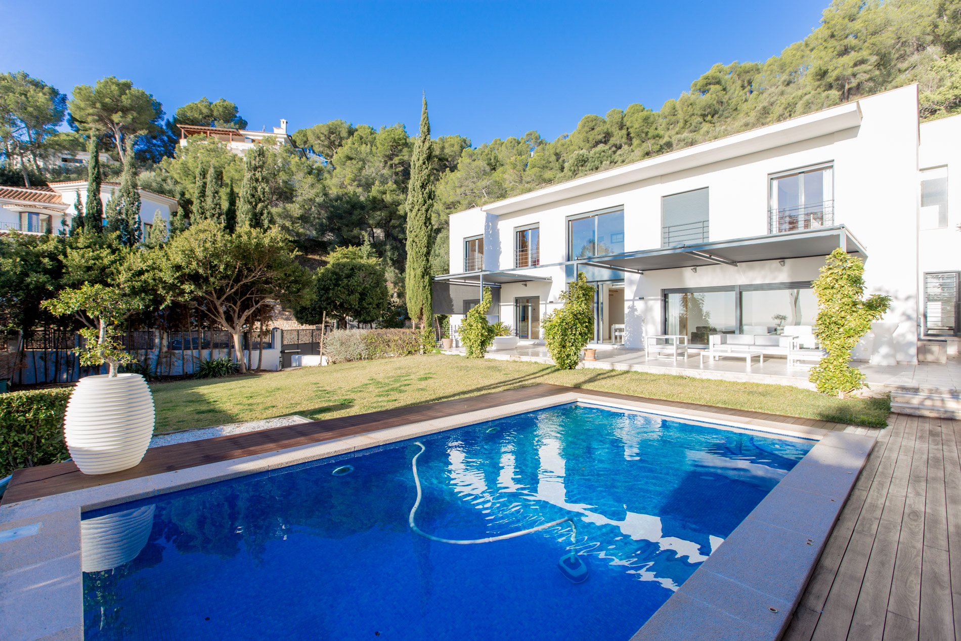 Villa moderna con privacidad en Portals Nous