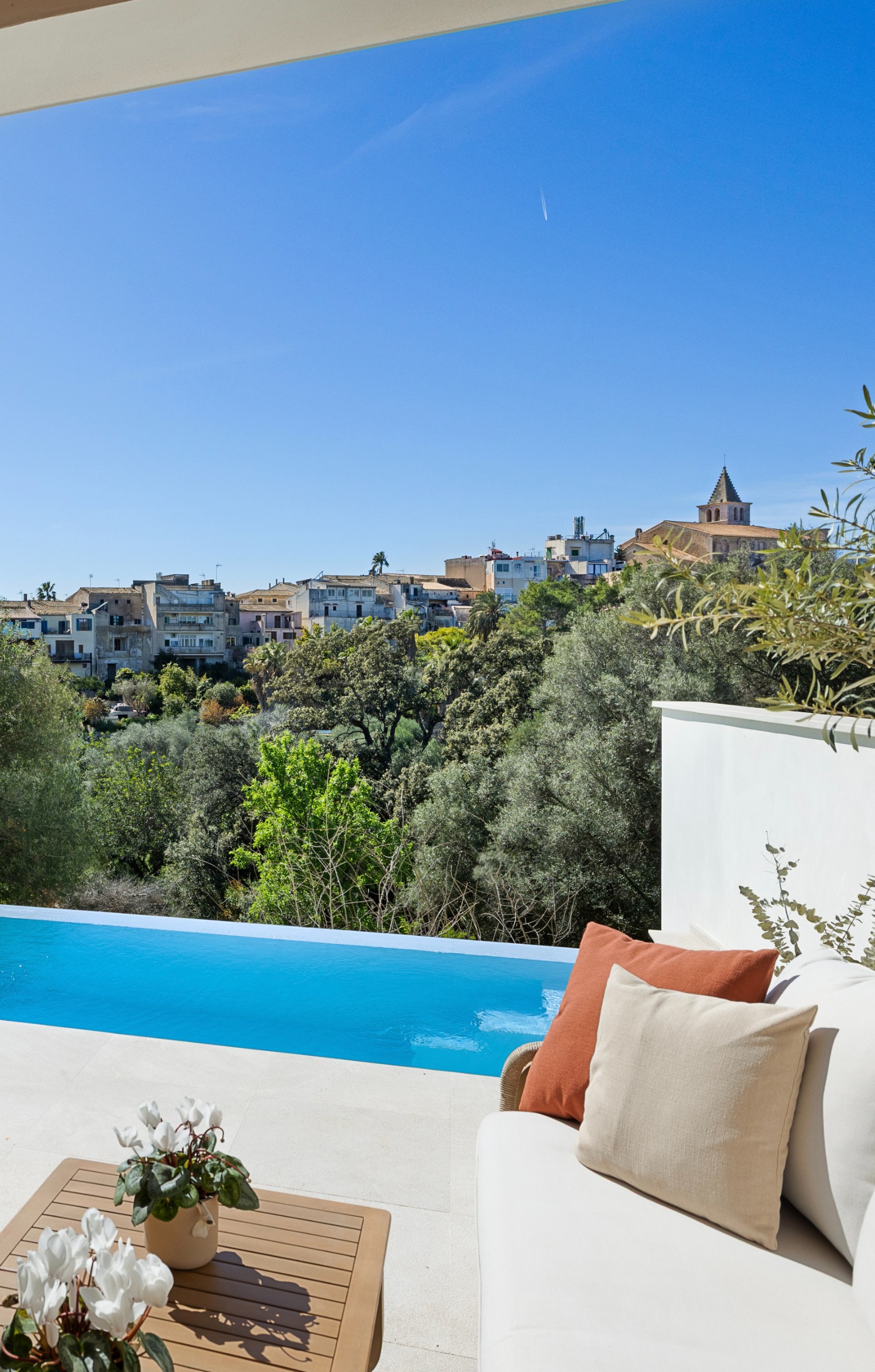Exclusiva casa de pueblo de diseño a estrenar en Campanet, con vistas a la Serra de Tramuntana