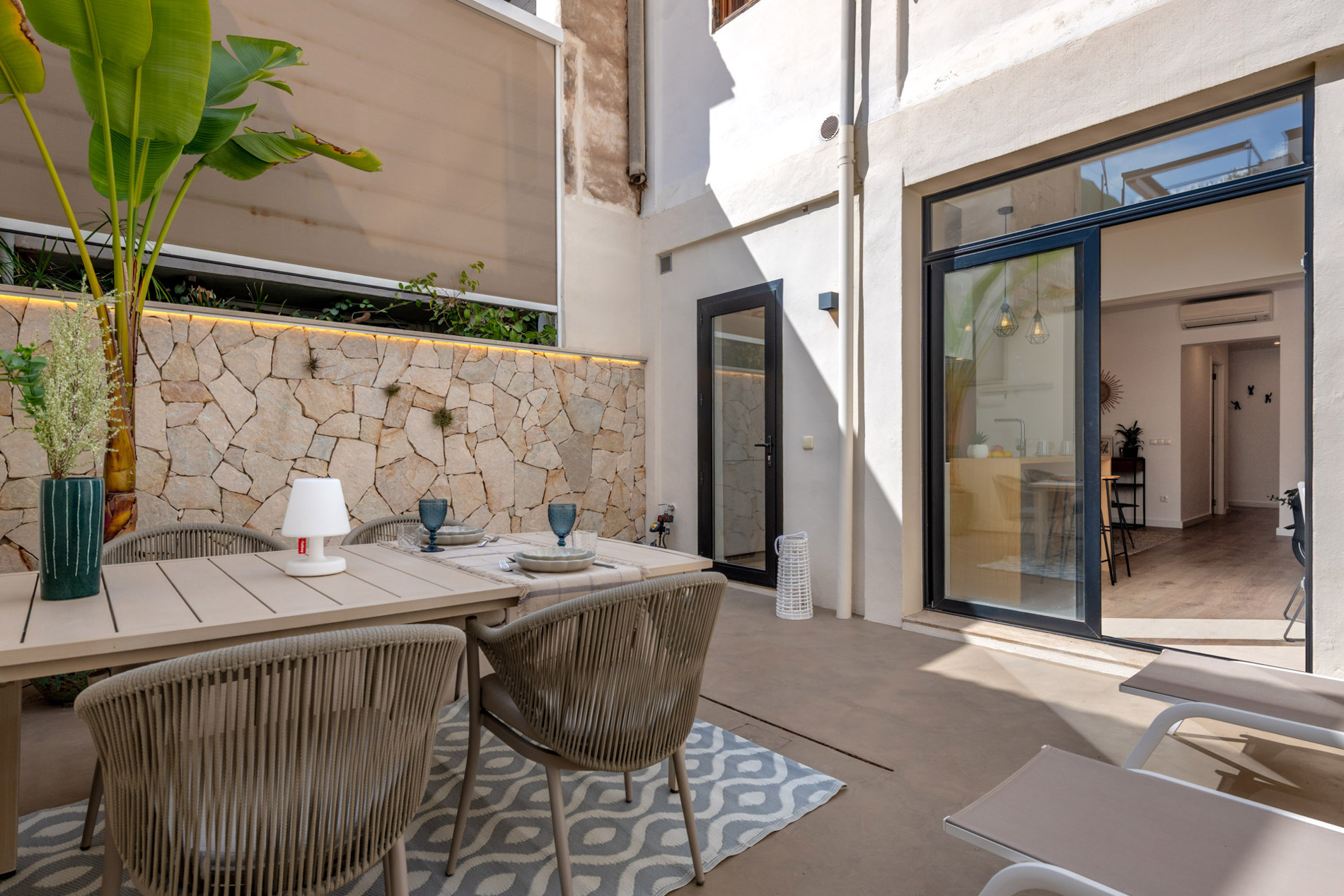 Apartamento con gran patio y techos altos cerca del mercado de Santa Catalina